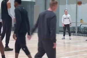 15年后隔扣文班？字母哥儿子和文班可爱互动🏀